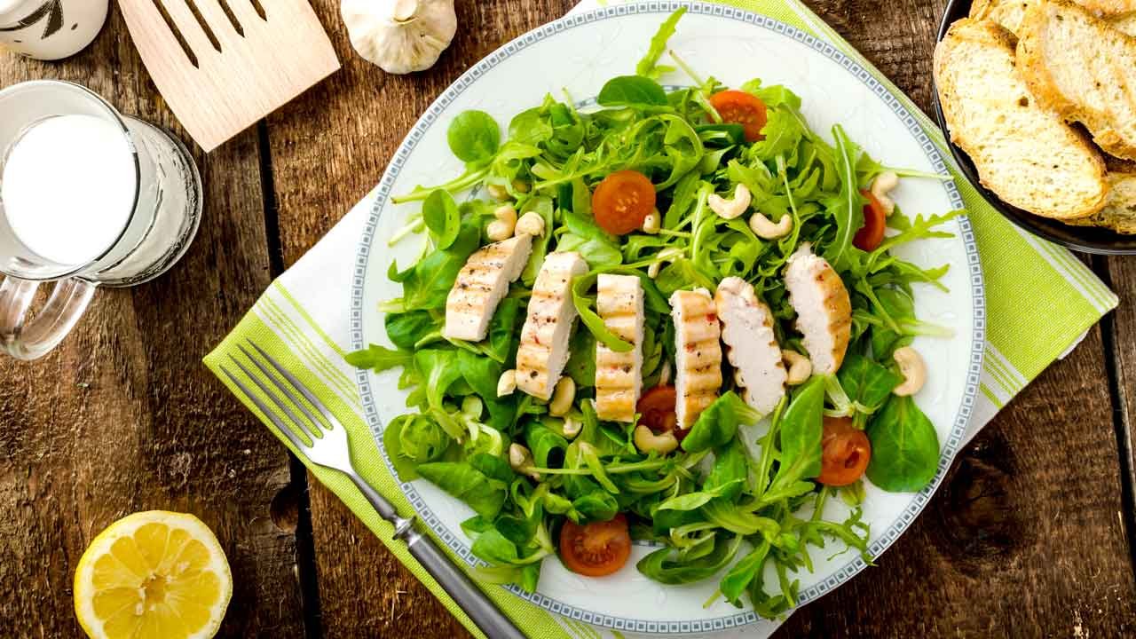 Receta fácil de ensalada de pollo con verduras y mayonesa - Sibeti Recetas