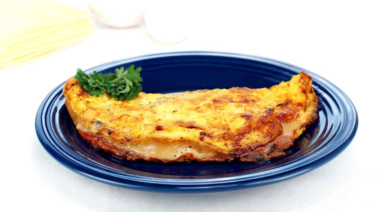 Prepara un Omelette de jamón y queso rápido y fácil - Sibeti Recetas