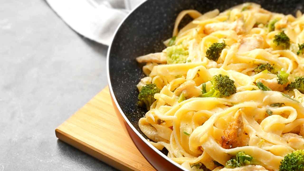 Receta fácil de Pasta Alfredo con pollo y brócoli - Sibeti Recetas