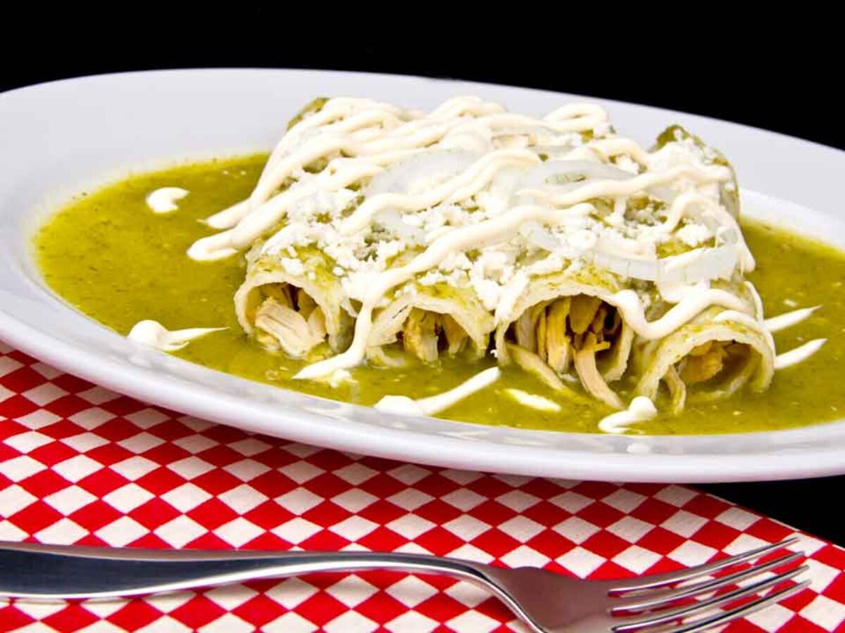 Receta: ¿Cómo hacer enchiladas verdes con pollo? - Sibeti Recetas