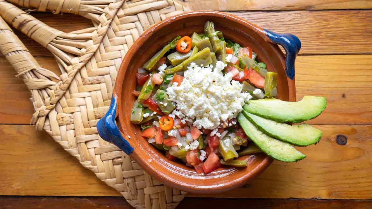 Receta fácil: Ensalada de nopales a la mexicana - Sibeti Recetas