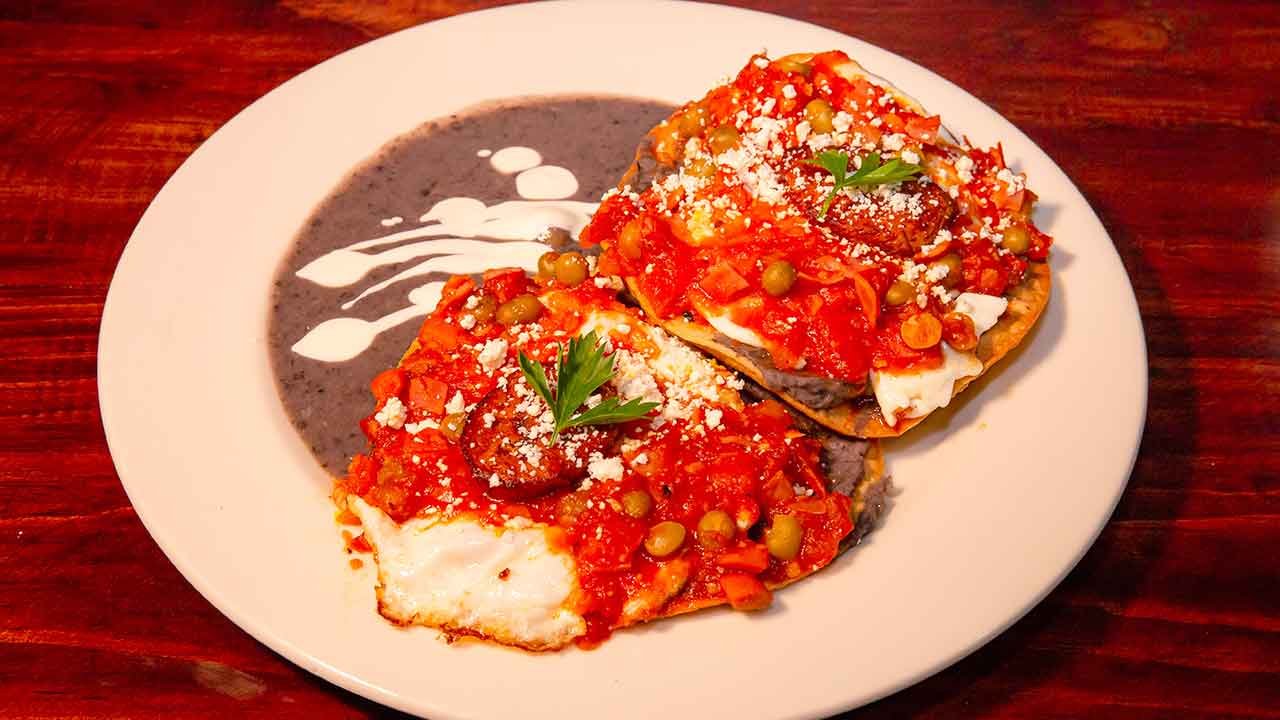 huevos motuleños caseros: ¿Cómo hacer la receta paso a paso?