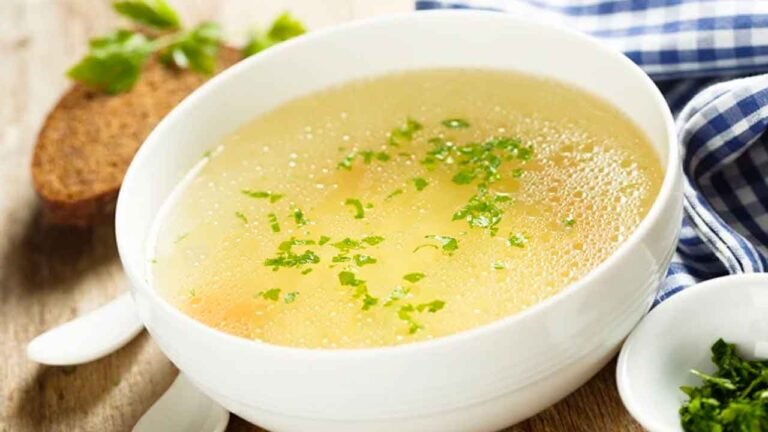 Cómo hacer la receta casera del caldo de gallina paso a paso