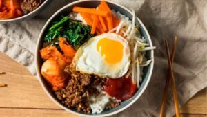 Qué es el bibimbap y cómo preparar esta receta Coreana