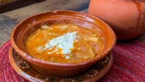 Receta fácil Cómo hacer sopa tarasca con frijol y tortilla