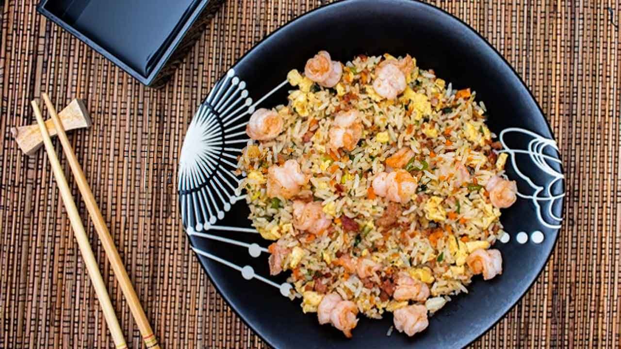 Prepara la receta tradicional del Yakimeshi - Sibeti Recetas