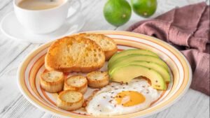 Cómo hacer huevos estrellados para el desayuno