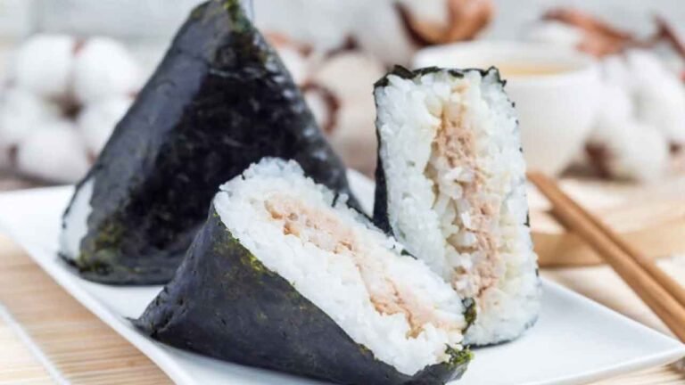 Cómo hacer la receta japonesa de onigiri con arroz