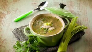 Receta de sopa de poro y cebolla ideal para bajar de peso